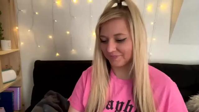 Image 12 of naughtynicole98 Stream on Chaturbate on 14 months ago
