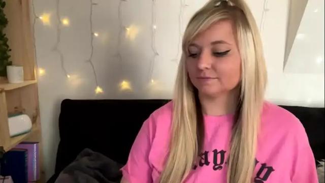Image 2 of naughtynicole98 Stream on Chaturbate on 14 months ago