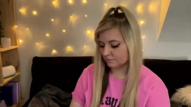 Image 4 of naughtynicole98 Stream on Chaturbate on 14 months ago