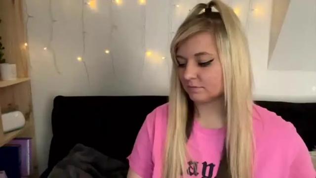 Image 6 of naughtynicole98 Stream on Chaturbate on 14 months ago