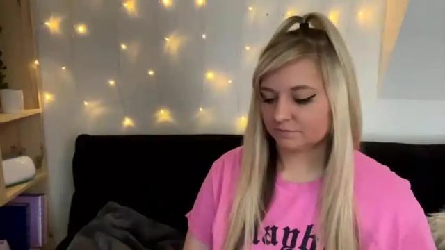 Image 7 of naughtynicole98 Stream on Chaturbate on 14 months ago