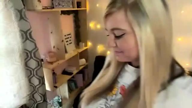 Image 3 of naughtynicole98 Stream on Chaturbate on 14 months ago