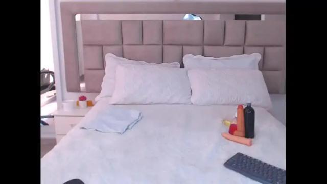 Image 4 of naughtysweet18 Stream on Chaturbate on 17 months ago