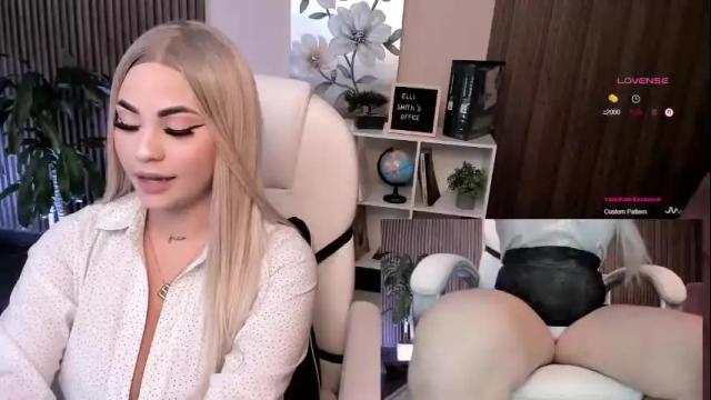 Image 3 of naugthyelli Stream on Chaturbate on 1 month ago
