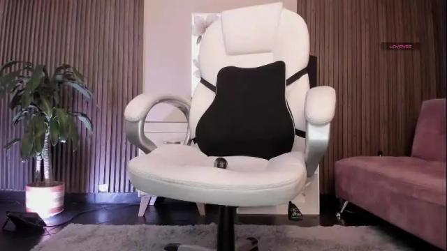 Image 2 of naugthyelli Stream on Chaturbate on 1 month ago
