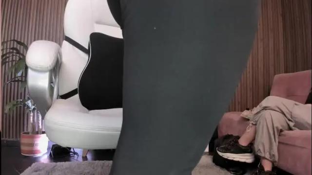 Image 2 of naugthyelli Stream on Chaturbate on 1 month ago