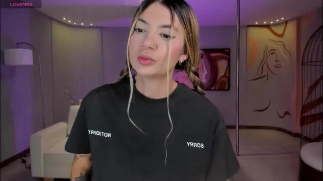 Image 2 of niaholland Stream on Chaturbate on 21 days ago