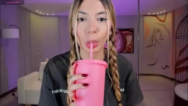 Image 3 of niaholland Stream on Chaturbate on 21 days ago