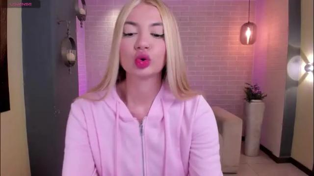 Image 2 of niaholland Stream on Chaturbate on 11 days ago