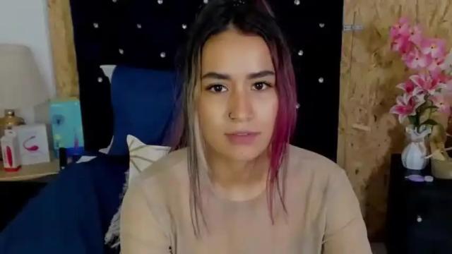 Image 2 of nickolegold Stream on Chaturbate on 13 months ago