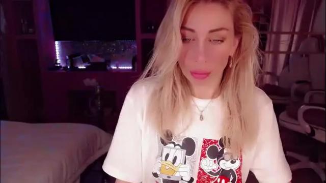 Image 2 of nicole_g0ld_ Stream on Chaturbate on 2 months ago