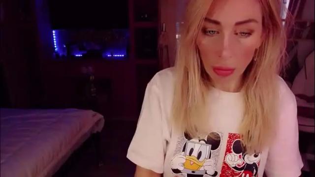 Image 3 of nicole_g0ld_ Stream on Chaturbate on 2 months ago