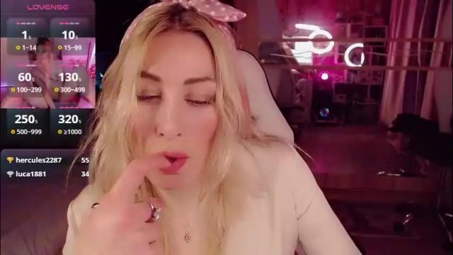 Image 3 of nicole_g0ld_ Stream on Chaturbate on 2 months ago