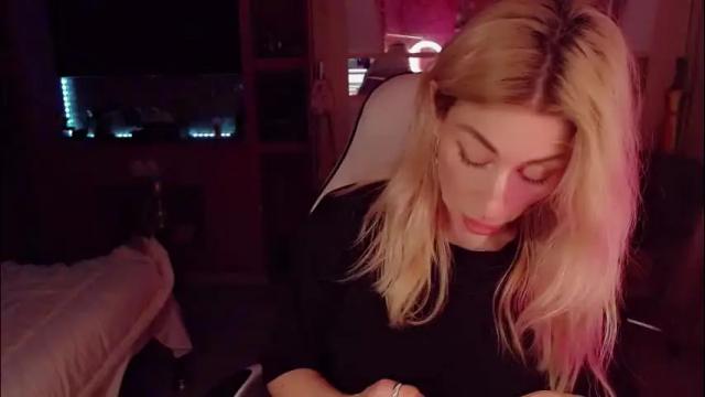 Image 3 of nicole_g0ld_ Stream on Chaturbate on 2 months ago