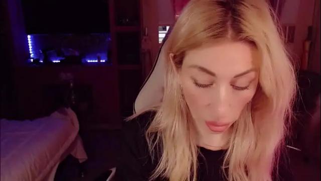 Image 4 of nicole_g0ld_ Stream on Chaturbate on 2 months ago