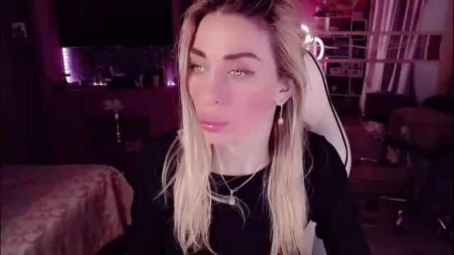 Image 3 of nicole_g0ld_ Stream on Chaturbate on 26 days ago