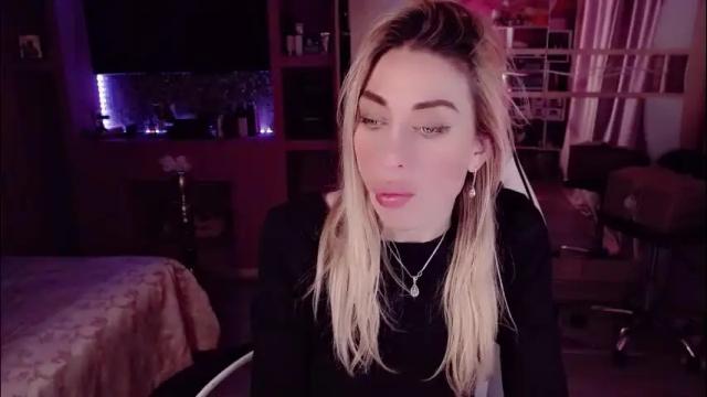 Image 8 of nicole_g0ld_ Stream on Chaturbate on 26 days ago