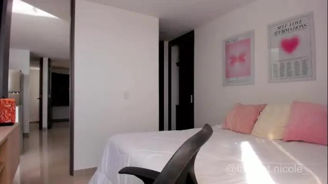 Image 3 of nicolemanson Stream on Chaturbate on 6 months ago