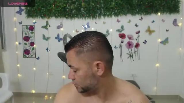 Image 8 of nicoleychris Stream on Chaturbate on 19 months ago