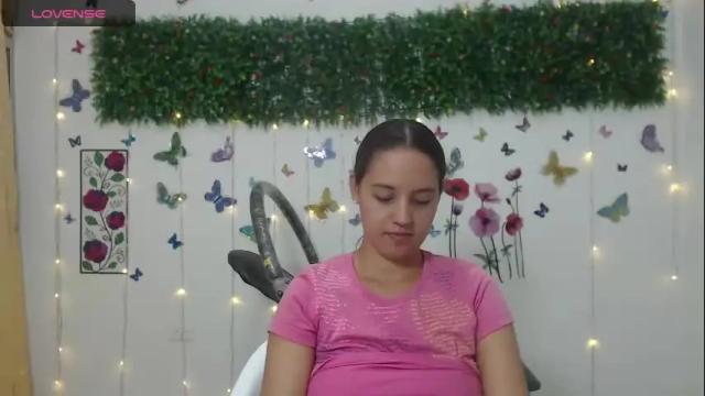 Image 2 of nicoleychris Stream on Chaturbate on 18 months ago