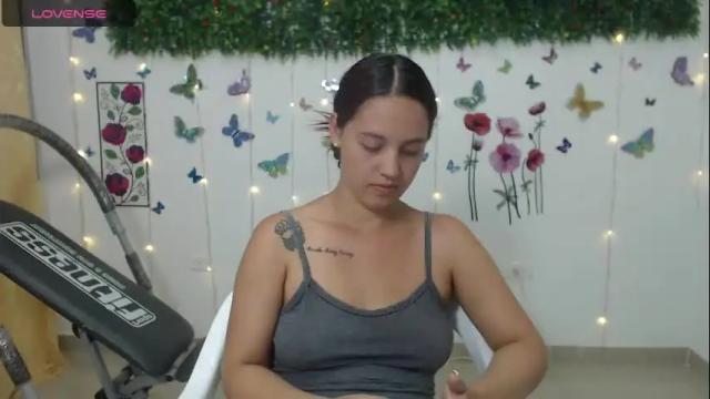 Image 12 of nicoleychris Stream on Chaturbate on 18 months ago