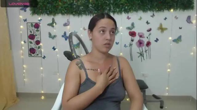 Image 3 of nicoleychris Stream on Chaturbate on 18 months ago