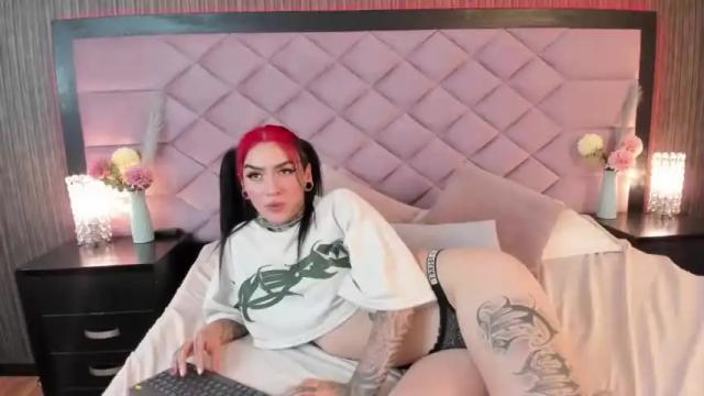Image 2 of niki_fenton Stream on Chaturbate on 15 months ago