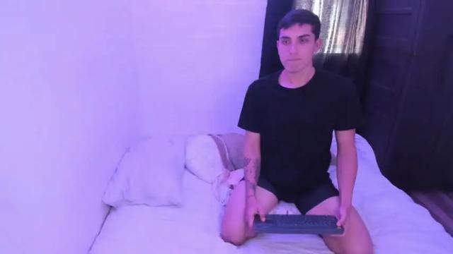 Image 2 of noah_athena Stream on Chaturbate on 14 months ago