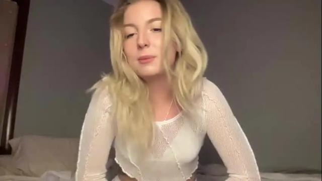 Image 2 of official_ellieanne Stream on Chaturbate on 16 days ago