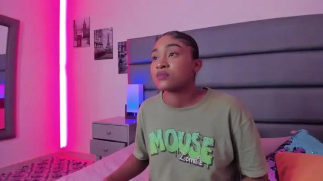 Image 3 of ohrianadenis Stream on Chaturbate on 15 months ago