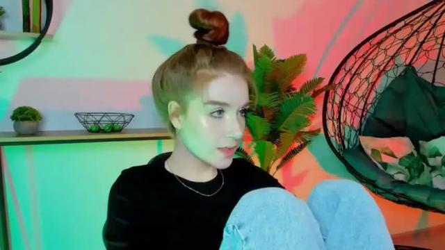Image 3 of oliviabexley Stream on Chaturbate on 17 months ago