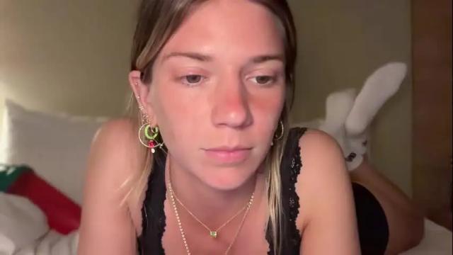 Image 2 of oliviahansleyy Stream on Chaturbate on 1 month ago