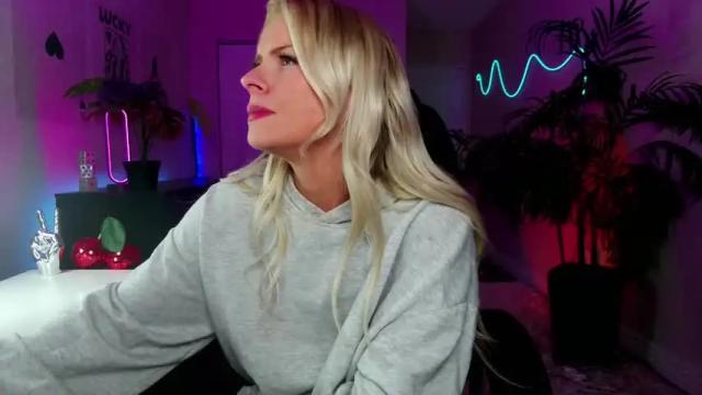 Image 12 of oliviaowens Stream on Chaturbate on 3 months ago