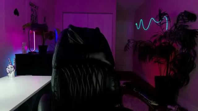 Image 10 of oliviaowens Stream on Chaturbate on 2 months ago