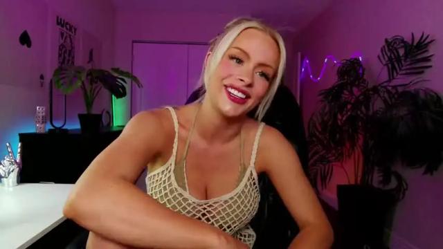 Image 4 of oliviaowens Stream on Chaturbate on 2 months ago
