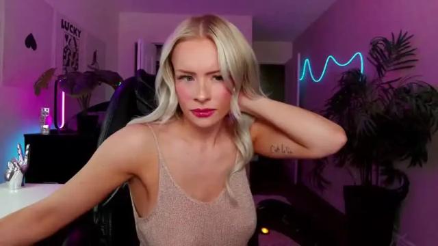 Image 11 of oliviaowens Stream on Chaturbate on 2 months ago