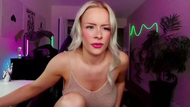 Image 12 of oliviaowens Stream on Chaturbate on 2 months ago