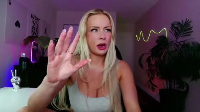 Image 11 of oliviaowens Stream on Chaturbate on 1 month ago