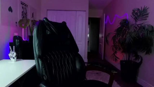 Image 10 of oliviaowens Stream on Chaturbate on 22 days ago