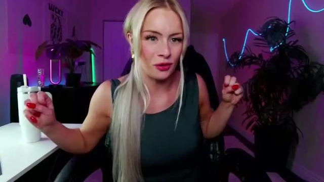 Image 3 of oliviaowens Stream on Chaturbate on 3 days ago