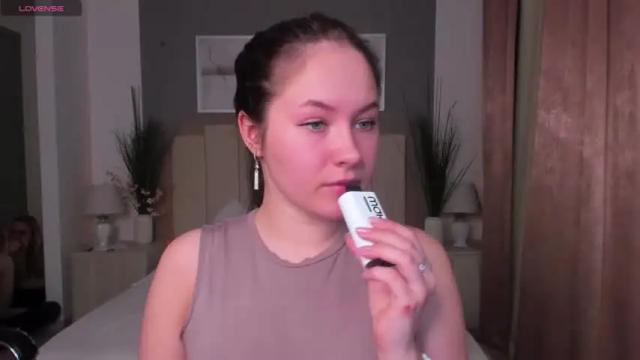 Image 2 of oliviya_lee Stream on Chaturbate on 16 months ago