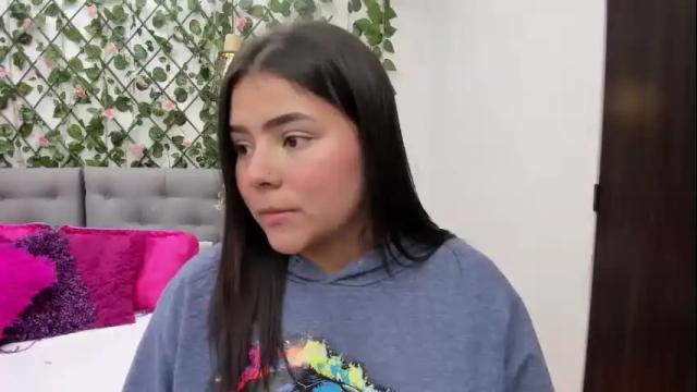 Image 2 of oriana_guzman Stream on Chaturbate on 1 month ago