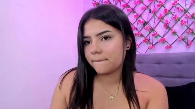 Image 2 of oriana_guzman Stream on Chaturbate on 1 month ago