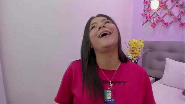 Image 11 of oriana_guzman Stream on Chaturbate on 3 days ago