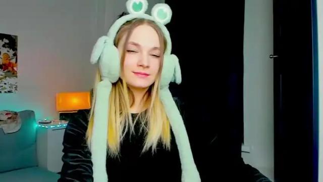 Image 2 of peach_shaake Stream on Chaturbate on 16 months ago