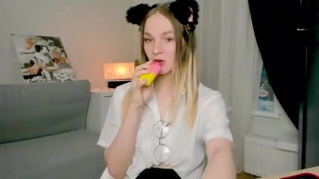 Image 2 of peach_shaake Stream on Chaturbate on 16 months ago