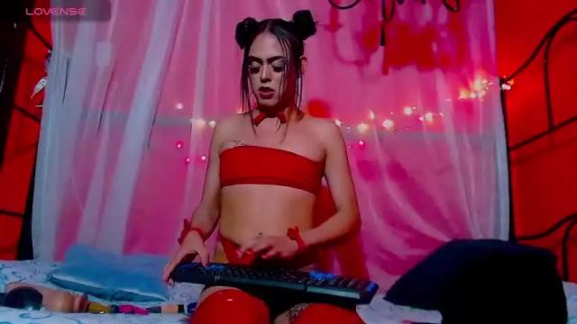 Image 4 of perla_cortes Stream on Chaturbate on 15 months ago