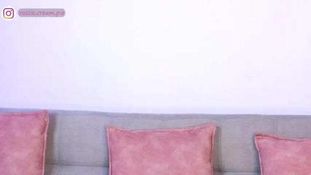 Image 3 of petit_rosseowo Stream on Chaturbate on 14 months ago