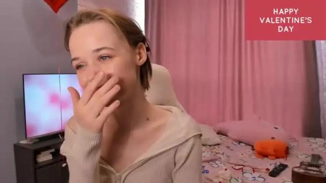 Image 3 of petitbelle Stream on Chaturbate on 20 months ago