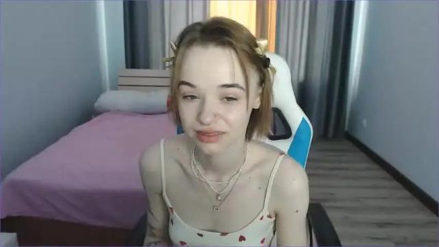 Image 2 of petitbelle Stream on Chaturbate on 18 months ago